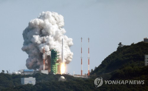 국내 독자 기술로 개발된 한국형 발사체 누리호(KSLV-Ⅱ)가 21일 오후 전남 고흥군 나로우주센터에서 2차 발사되고 있다. 이번 2차 발사는 한국이 독자 개발한 발사체에 실제 기능을 지닌 독자 개발 인공위성을 실어서 쏘는 첫 사례다.<연합뉴스>